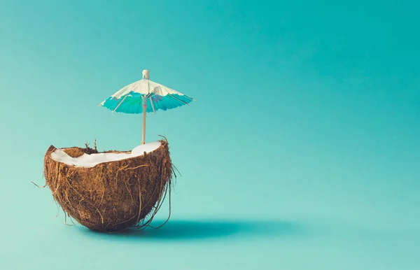 Tropical Beach Concept Made Coconut Fruit Cocktail Sun Umbrella Creative — Stock Photo, Image