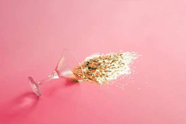 Vaso Martini Derramado Lleno Brillo Dorado Sobre Fondo Rosa Concepto —  Fotos de Stock