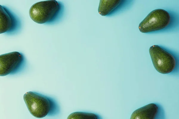 Avocado Kleurrijke Patroon Pastel Blauwe Achtergrond Zomer Concept — Stockfoto