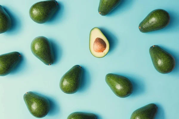 Avocado Барвистий Візерунок Пастельному Синьому Фоні Літня Концепція — стокове фото