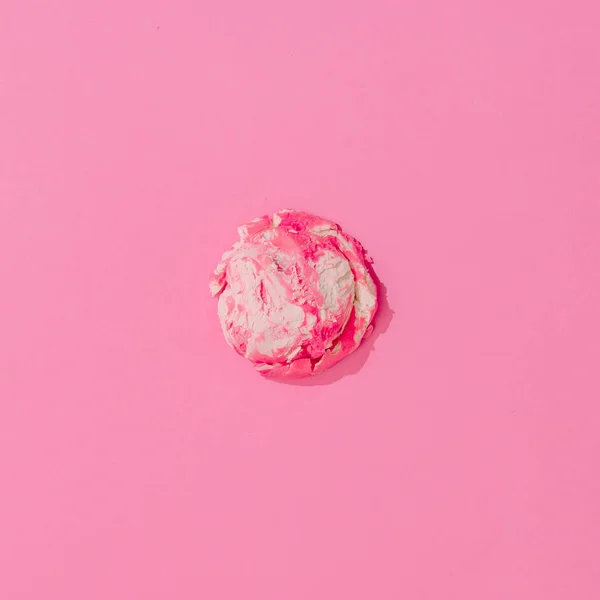 甜草莓冰淇淋在柔和的粉红色背景 夏天简约主义概念 — 图库照片