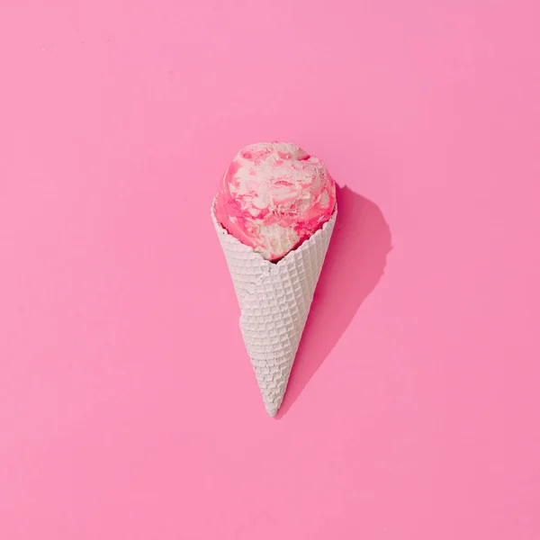 Helado Vainilla Fresa Cono Helado Sobre Fondo Rosa Pastel Concepto — Foto de Stock