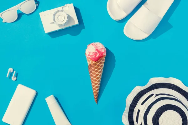 创意布局与粉红色冰淇淋和各种夏季对象在柔和的蓝色背景 最小的假期概念 — 图库照片