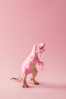 Pembe boya dinozor oyuncak, yaratıcı en az kavramı üzerinde damlayan 