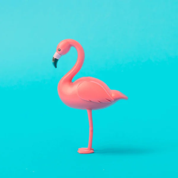 Pink Flamingo Zabawka Jasne Niebieskie Tło Minimalne Pojęcie — Zdjęcie stockowe