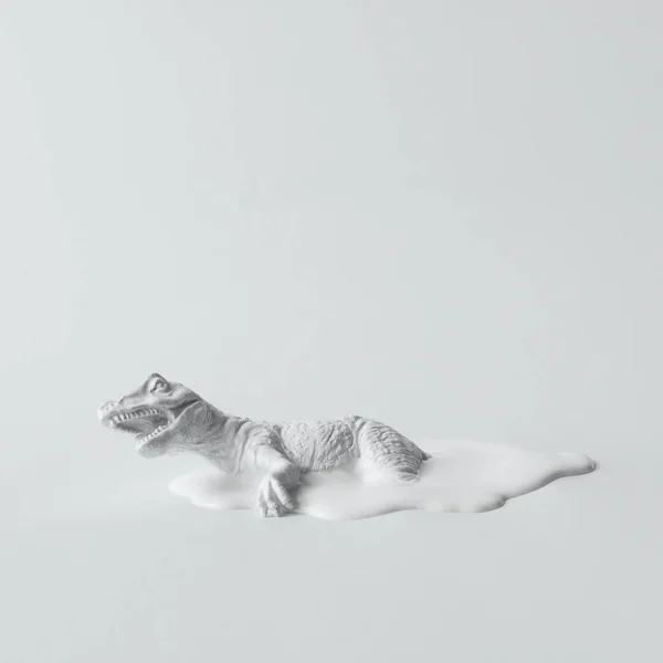 Dinossauro Pintado Branco Sobre Fundo Plano Branco Conceito Arte Mínima — Fotografia de Stock