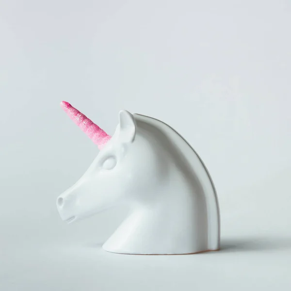 Cabeza Unicornio Pintada Blanco Con Cuerno Rosa Sobre Fondo Blanco —  Fotos de Stock