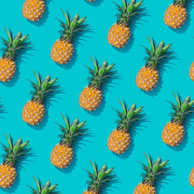 Ananas yaratıcı tropikal desen canlı mavi arka plan. Soyut yaz sanat arka plan. En az yazdırma kavramı. Düz yatıyordu gıda.