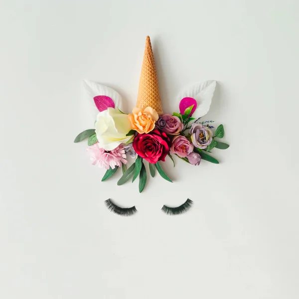 Arreglo Creativo Cabeza Unicornio Con Flores Colores Cono Helado Aislado — Foto de Stock