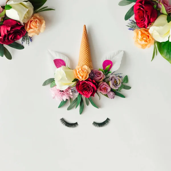 Creatieve Regeling Van Unicorn Hoofd Met Kleurrijke Bloemen Ijsje Geïsoleerd — Stockfoto