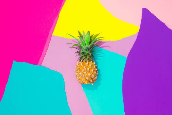 Creatieve Tropische Lay Out Met Ananas Kleurrijke Levendige Papieren Abstracte — Stockfoto