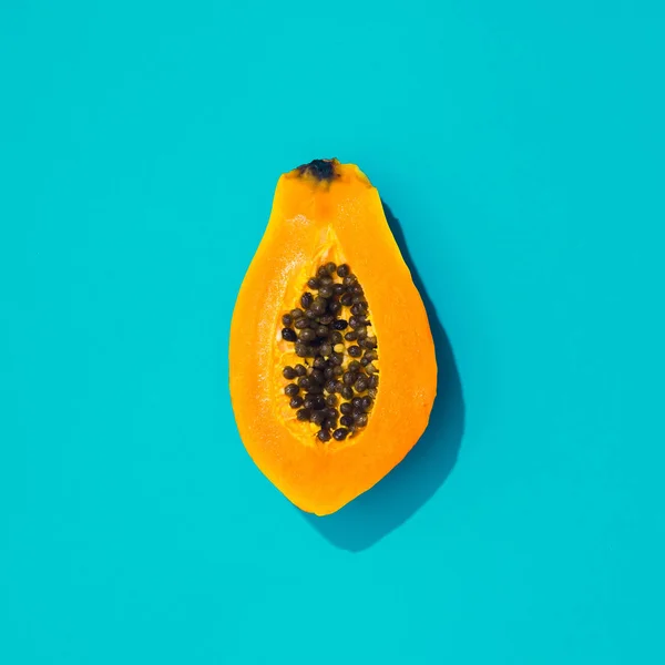 Kreativa Tropiska Layout Med Papaya Och Blå Levande Papper Abstrakta — Stockfoto