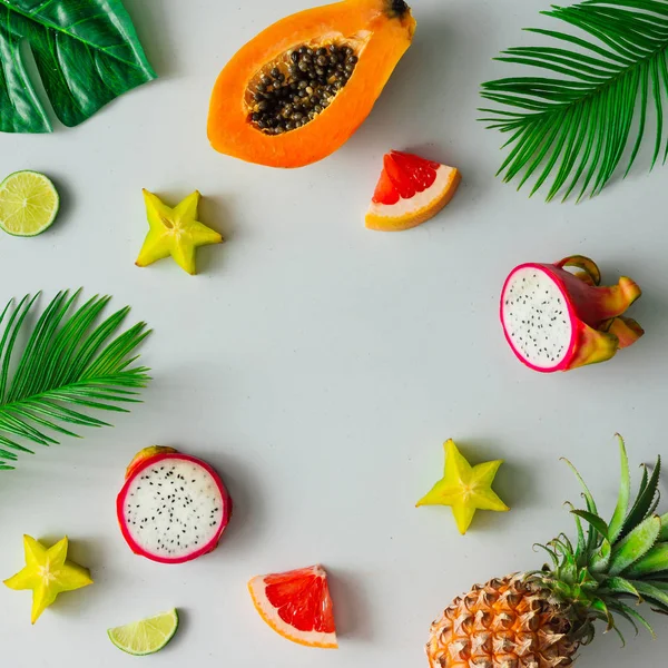 Diseño Tropical Creativo Con Frutas Tropicales Hojas Palma Sobre Fondo — Foto de Stock