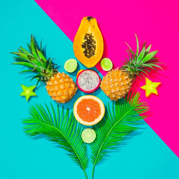 热带水果创意热带布局 叶子和丰富多彩的生动的文件 抽象色彩艺术背景 最小的夏季概念 — 图库照片