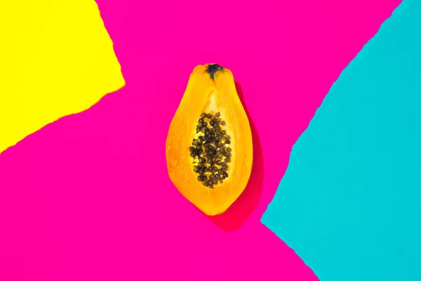 Layout Tropical Criativo Com Papaia Papéis Vívidos Coloridos Cores Abstratas — Fotografia de Stock