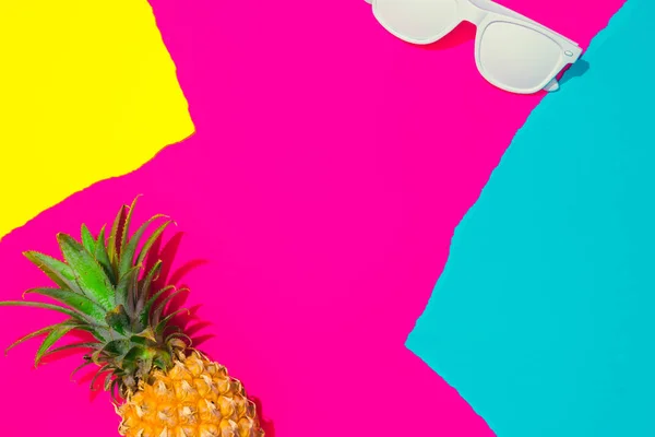 パイナップル サングラス カラフルな鮮やかなペーパーと創造的な熱帯レイアウト 抽象的な色の背景 最低限夏のコンセプトです フラットを置く — ストック写真