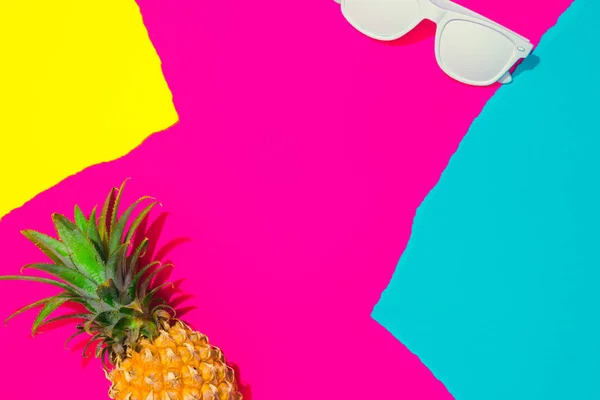 Mise Page Tropicale Créative Avec Ananas Lunettes Soleil Papiers Vifs — Photo