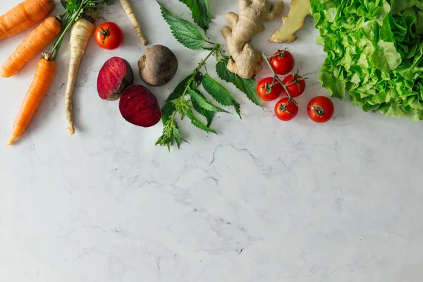 Diseño Creativo Alimentos Con Frutas Verduras Hojas Sobre Fondo Mesa — Foto de Stock