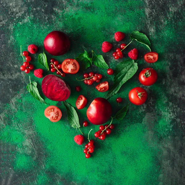 Форма Сердца Красной Здоровой Пищи Фруктов Овощей Зелеными Листьями Специями — стоковое фото