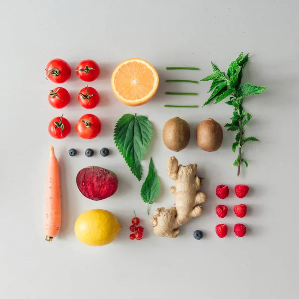 Diseño Comida Ordenada Creativa Con Frutas Verduras Hojas Sobre Fondo — Foto de Stock