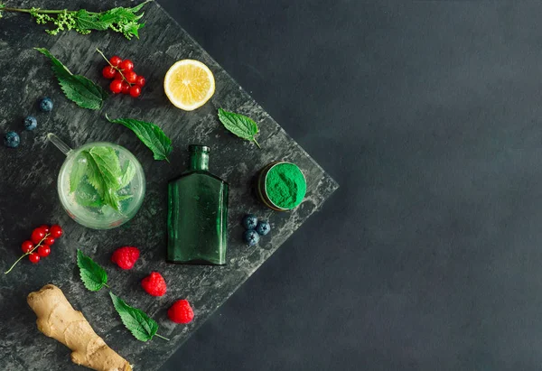 フルーツ 葉暗い石のテーブル背景に創作料理のレイアウト 最低限の健康的なドリンクのコンセプトです フラットを置く — ストック写真
