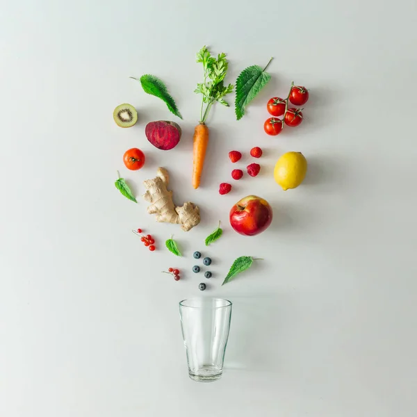 Креативная Схема Питания Фруктами Овощами Листьями Ярком Мраморном Фоне Стола — стоковое фото