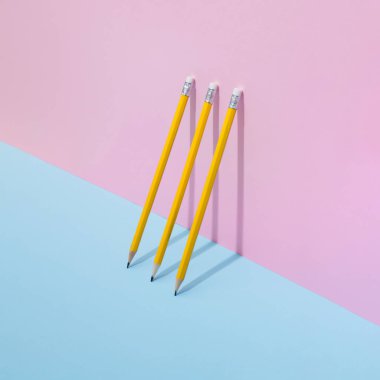 Okul pastel arka plan üzerinde renkli kalemler. En az konsept Sanat