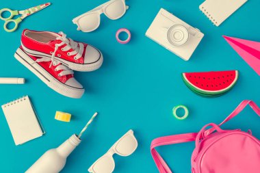 Okulun yaratıcı düzen pastel mavi arka planı sağlar. Geri okul kavramı için en az