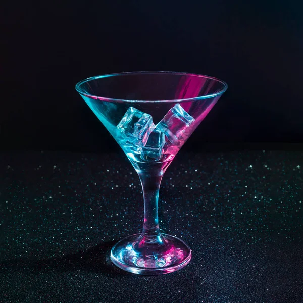 Martiniglas Gevuld Met Ijsblokjes Neon Iriserende Roze Blauwe Kleuren Minimale — Stockfoto