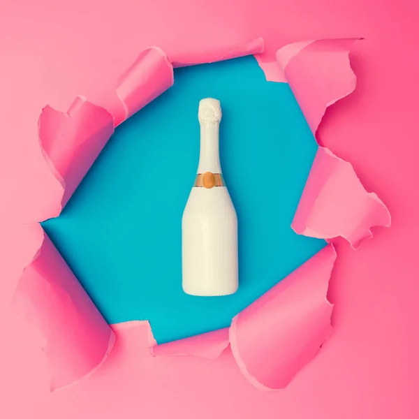 Bottiglia Champagne Foro Scoppio Vivida Carta Strappata Rosa Minimal Astratto — Foto Stock