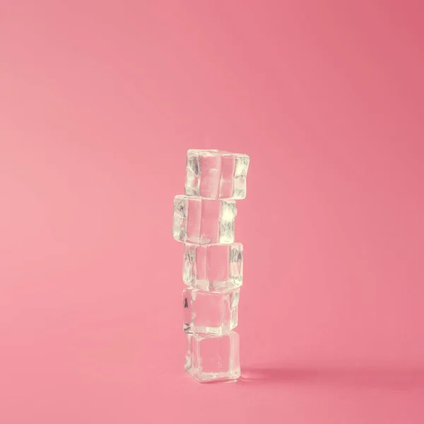 创造性的抽象极小的冰立方体的安排反对柔和的粉红色背景 夏天概念 — 图库照片
