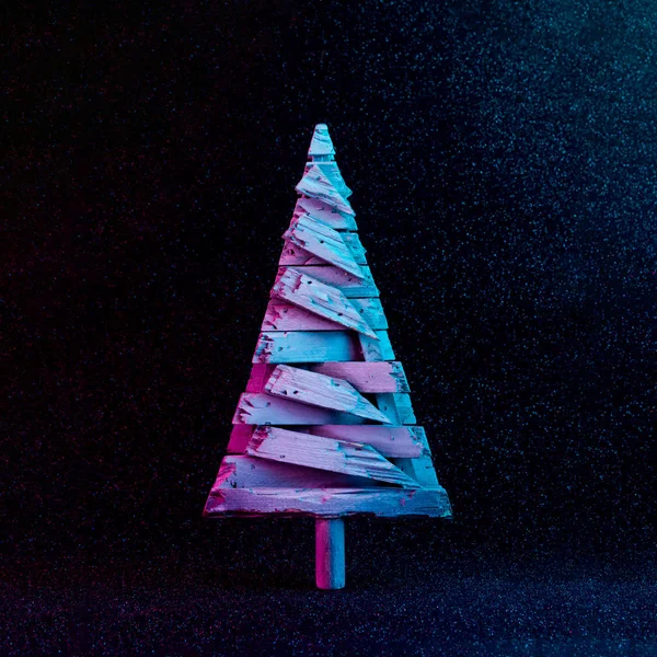 Kerstboom Decoratie Levendige Neonkleuren Donkere Achtergrond Winter Concept — Stockfoto