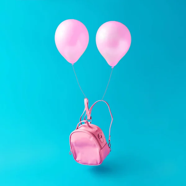 Pastel Pink Skoletaske Med Balloner Flyder Mod Himlen Blå Baggrund - Stock-foto