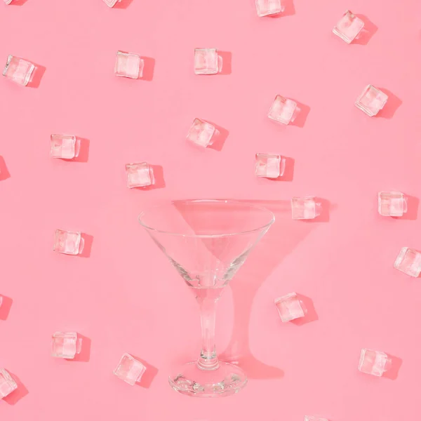 冰立方模式与马提尼玻璃在柔和的粉红色背景 最小的夏日饮品概念 — 图库照片