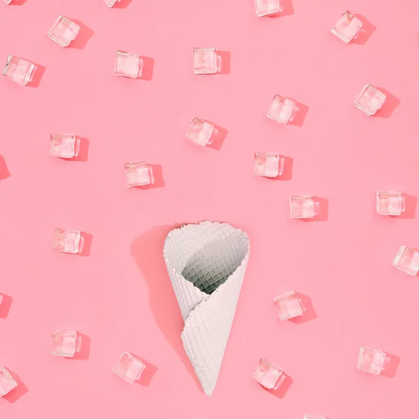 Padrão Cubos Gelo Com Cone Sorvete Branco Fundo Rosa Pastel — Fotografia de Stock