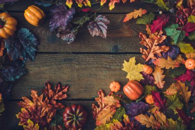 Yaprakları ve koyu ahşap arka plan üzerinde pumpkins ile yaratıcı sonbahar Cadılar Bayramı düzeni 
