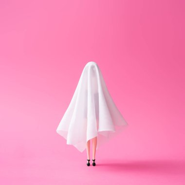 Pastel pembe arka plan karşı hayalet kılık kız bebek. Cadılar Bayramı partisi en az kavramı.