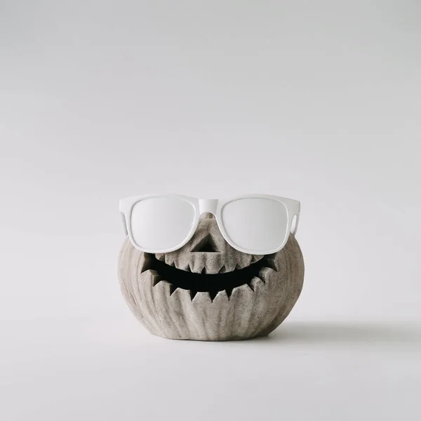 Halloween Kürbis Mit Weißer Sonnenbrille Minimalkonzept — Stockfoto