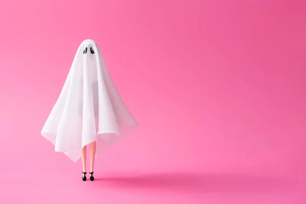 Muñeca Niña Traje Fantasma Contra Fondo Rosa Pastel Fiesta Halloween — Foto de Stock