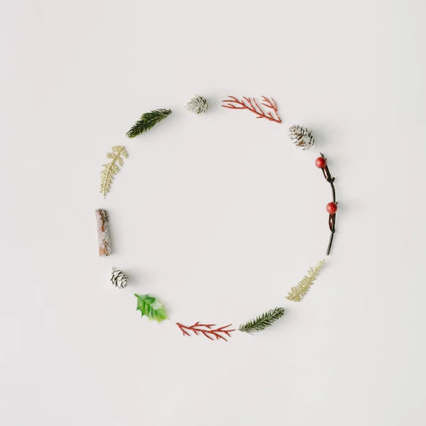 Vánoční Věnec Vyroben Větve Šišky Listy Minimální Dovolená Concept — Stock fotografie
