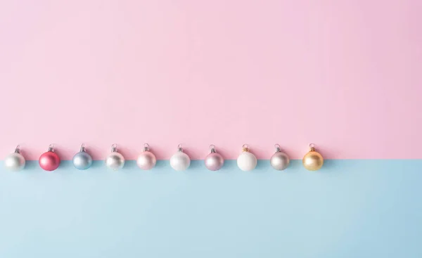 Minimale Kleurrijke Kerstballen Pastel Achtergrond Concept Vakantie — Stockfoto