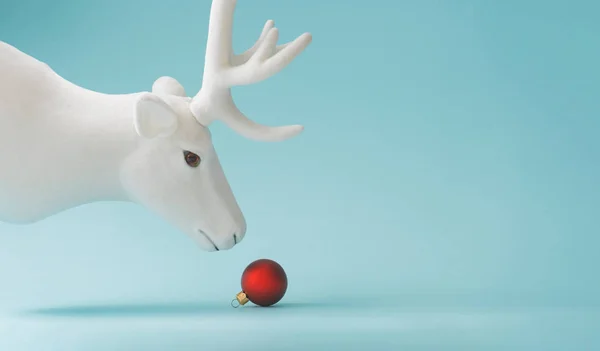 白色驯鹿与红色圣诞摆设装饰在柔和的蓝色背景 新年最小概念 — 图库照片