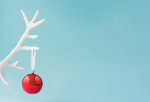 白色驯鹿鹿角与红色圣诞摆设装饰在柔和的蓝色背景 新年最小概念 — 图库照片