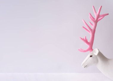 Pink glitter ile beyaz Ren geyiği geyik boynuzu, en az yeni yıl ve Noel arka plan kavramı 