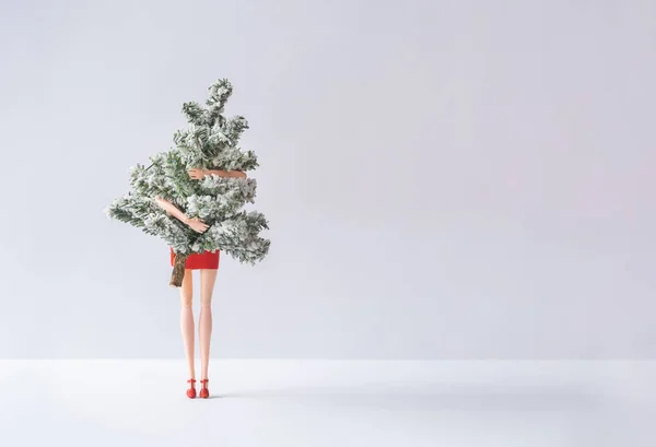 Girl Pop Rode Jurk Besneeuwde Kerstboom Concept Van Kaart Van — Stockfoto