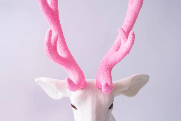 白色驯鹿与闪光粉红色的鹿角 最小的新年和圣诞节背景概念 — 图库照片