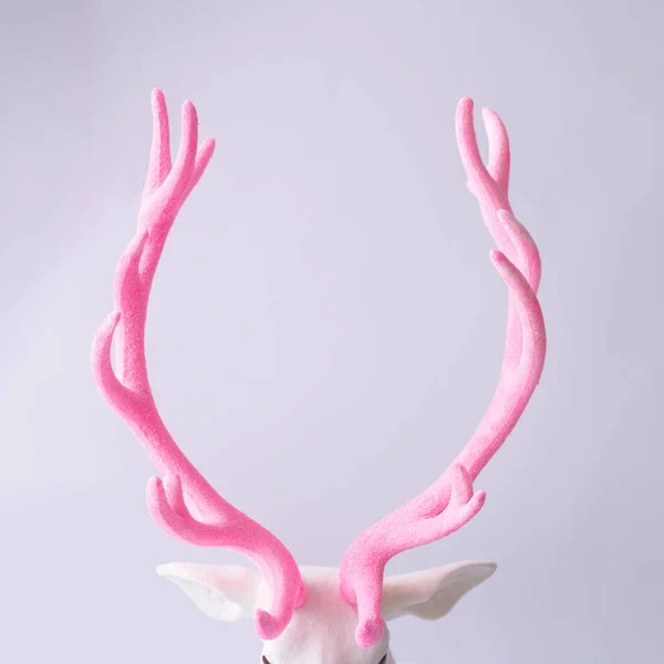 白色驯鹿与闪光粉红色的鹿角 最小的新年和圣诞节背景概念 — 图库照片