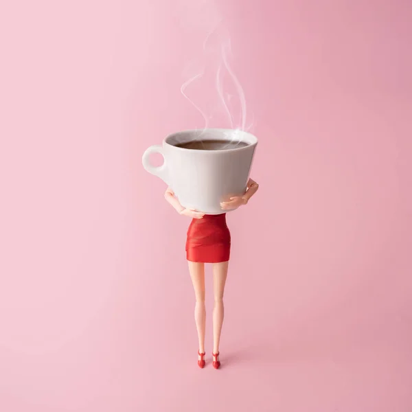 Menina Boneca Vestido Vermelho Segurando Grande Xícara Café Fumegante Contra — Fotografia de Stock