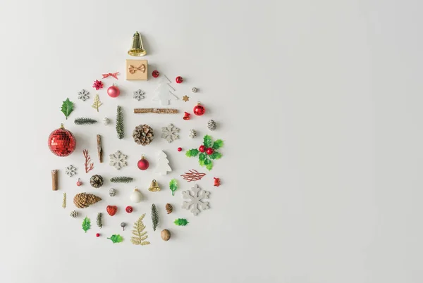 Kerstdecoratie Kerstbal Gemaakt Van Winter Nieuwjaar Objecten Minimale Plat Leggen — Stockfoto