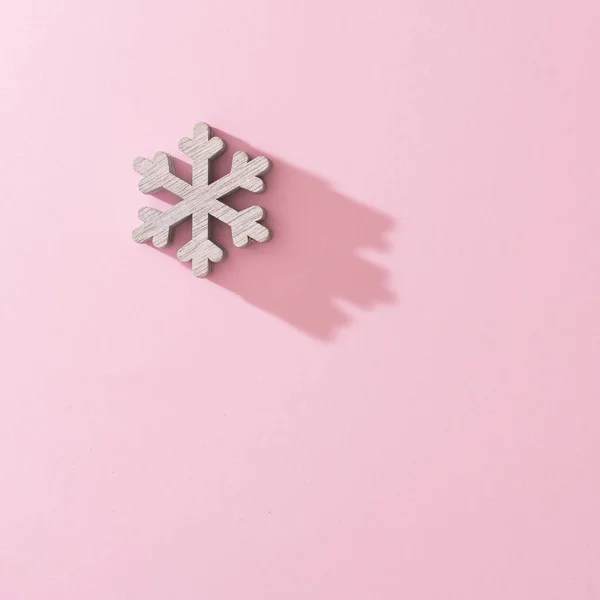 Białe Drewniane Śnieżynka Ozdoba Choinkowa Różowym Tle Minimalne Nowy Rok — Zdjęcie stockowe